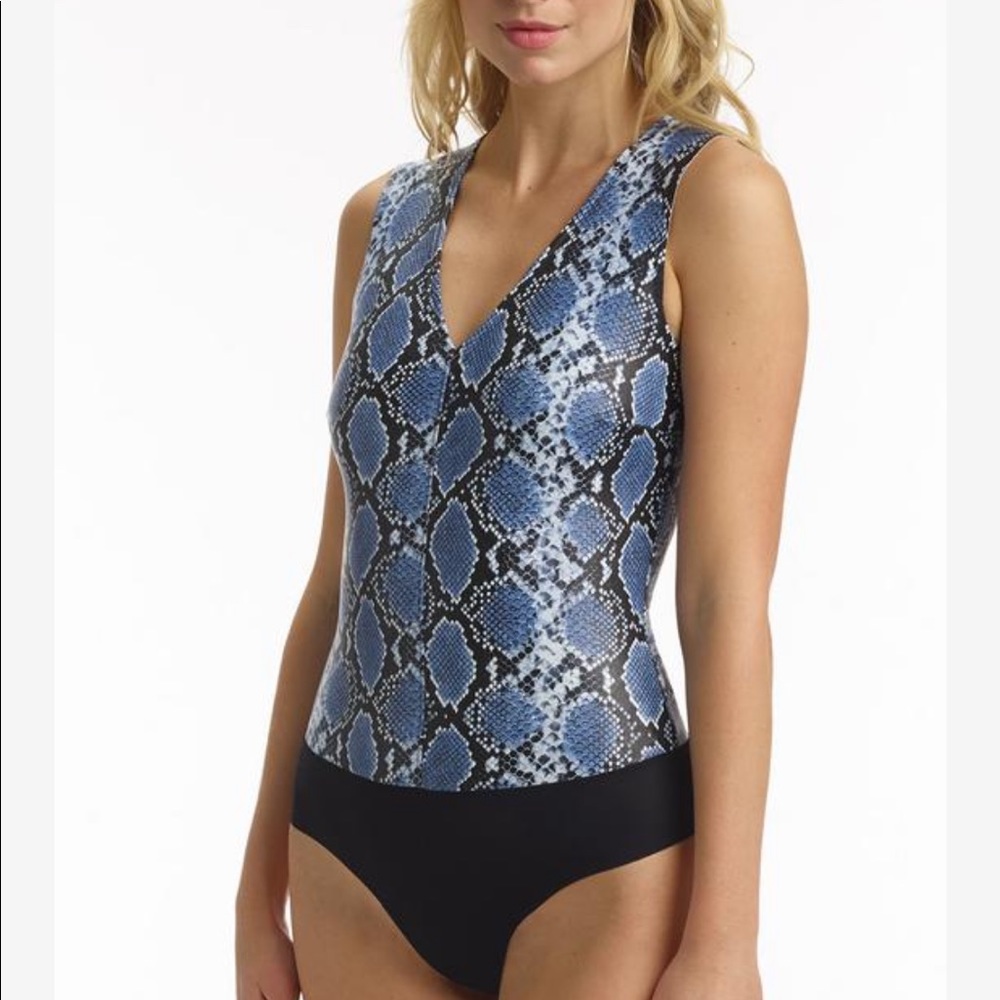 Commando FAUX LEATHER ANIMAL V-NECK BODYSUIT